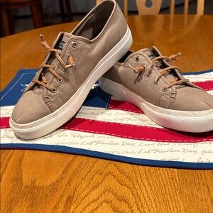 Sperry Tan Canvas Topsider Sneakers, like new, memory foam, 9M
